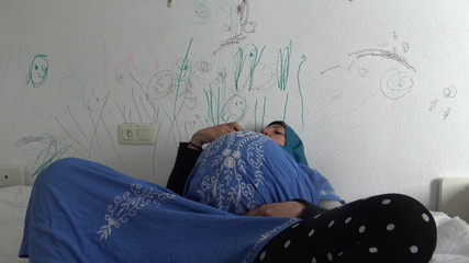 Une femme turque enceinte veut coucher avec des hommes noirs - Turk Porno Konusmali