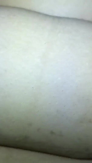 La belle-mère a aidé son beau-fils à jouir rapidement dans sa culotte avant le travail