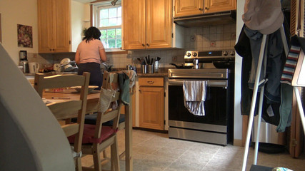 Ma belle-mère pakistanaise m'a presque surpris en train de me branler dans sa cuisine