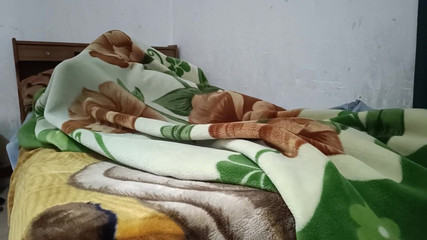 Je vais dans le lit de ma demi-soeur quand elle rentre du travail