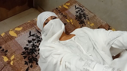 Une chaude musulmane en hijab blanc a été baisée par une bite non coupée