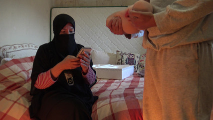 Une femme saoudienne explique à Virgin Stepson comment baiser une poupée sexuelle Tantaly