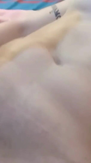 Du vrai sexe lesbien fait maison : deux filles jouissent chez leur meilleur ami