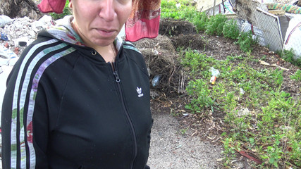 Un Allemand en chaleur ramasse une fille musulmane kurde pour du sexe en voiture