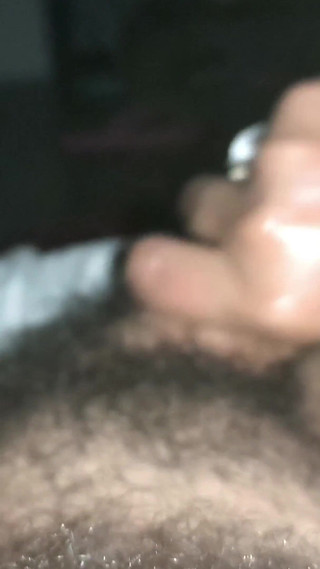 Branlette chaude chevauchant la bite d'un ami de son mari