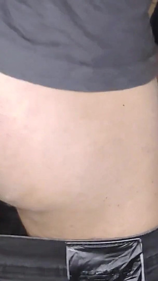 Petite amie indienne qui fume des cigarettes