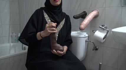 Ma chaude femme se masturbe devant des toilettes publiques