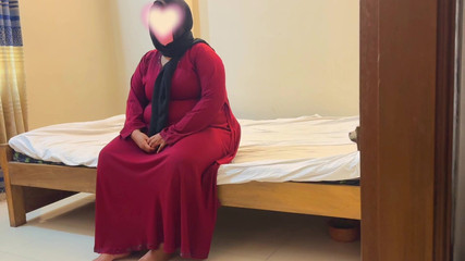 Enfoncer une belle-mère musulmane potelée portant une burqa rouge et un hijab