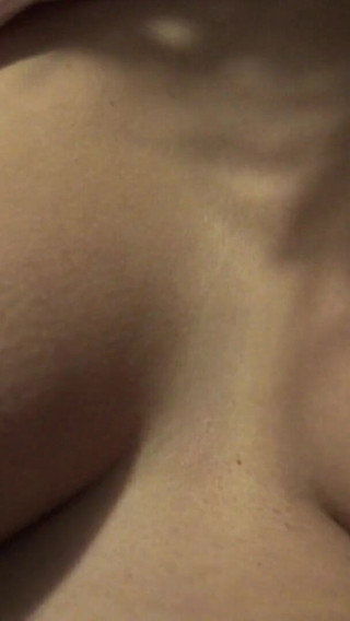 Stepsis montre ses gros seins pendant que les parents sont en bas