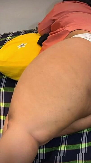 Gros cul arabe et seins énormes avec spectacle en direct de belle-mère chaude avec tétons noirs !