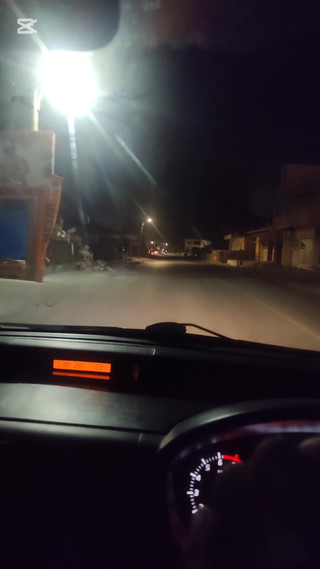 Une ado excitée au gros cul se prend une bite par derrière dans une voiture