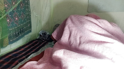 J'ai commencé à baiser ma belle-tante allongée seule dans la pièce