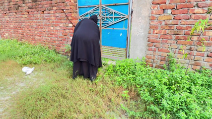 Fille musulmane hijab de la jungle - Sexe en plein air