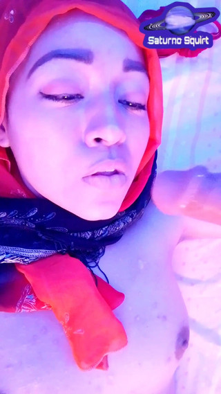 Une musulmane asiatique est libérale, se masturbe la chatte rasée et vous montre ses beaux seins juteux