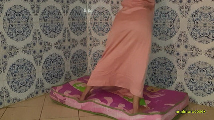 Une adolescente marocaine a des relations sexuelles avec des travaux de construction dans une maison alors que ses parents sortent