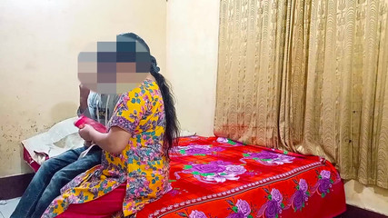 Sexy est allée chez Taylor pour coudre un chemisier pour le mariage