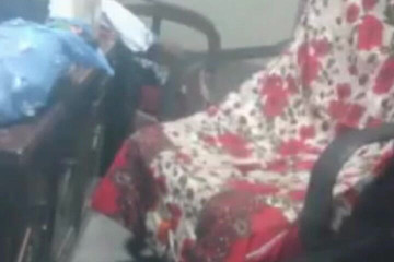 Une chaude fille pakistanaise travaillant à la maison et jouant avec une bite, partie 2