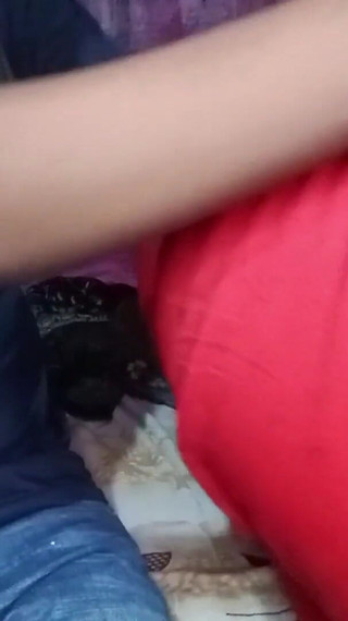 Demi-soeur et demi-frère partagent un lit et baise brutale