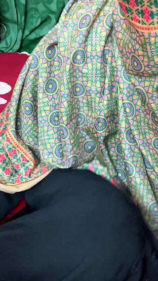 Belle fille qui travaille baise fort à la maison au travail a son propriétaire