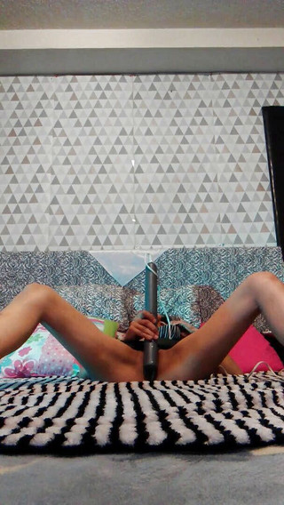 Femme se masturbe avec un énorme hitachi