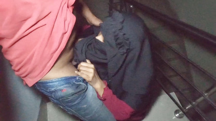 Un couple bangla baise dans les escaliers