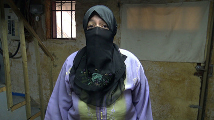 Un soldat américain baise sa femme irakienne au fond de son trou du cul