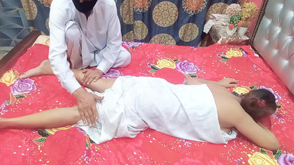 Une MILF indienne Desi a appelé le masseur pour un massage, et le masseur l'a baisée indienne Desi Bhabhi Ki Chudai Malish Waly Ny Chut