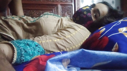 Baiser la fille romantique et très sexy avec une baise anale et chatte