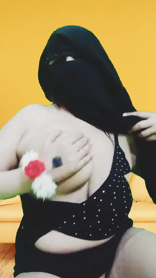 Belle-mère musulmane aux gros seins arabes, orgasme arabe sur le hijab sa chatte