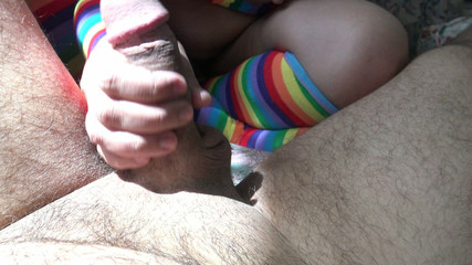 Demi-soeur touche ma bite pour la première fois