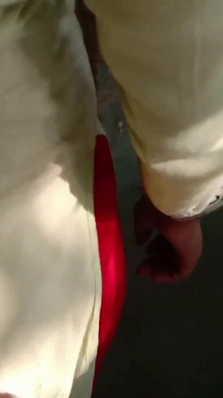 La belle fille du collège est pour la première fois dans la jungle avec son petit ami