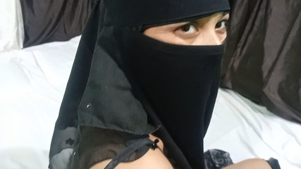 Une fille musulmane aime sucer des bites à l'hôtel