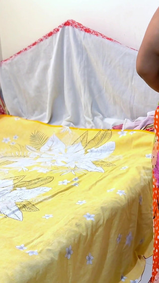 Énormes seins suspendus, gros cul et chatte serrée et humide, soutien-gorge noir et culotte blanche portant une fille arabe musulmane