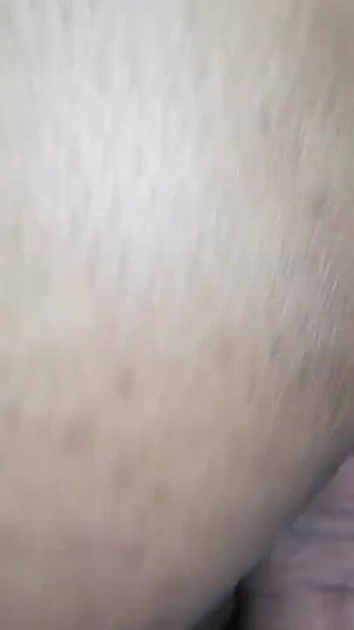 Une première baise anale a surpris ma demi-soeur en train de jouer... et je l'ai rejoint