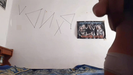 Je l'ai trouvée en train de changer de vêtements dans sa chambre et je voulais lui baiser le vagin mouillé