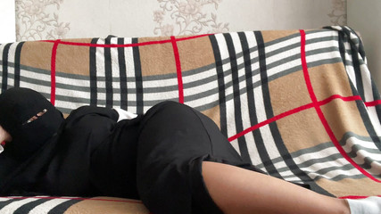 Une Arabe syrienne en hijab aime caresser sa chatte mouillée en culotte blanche