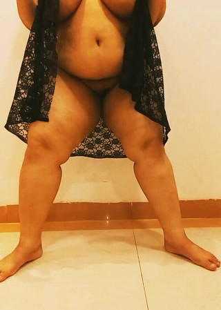 Petite amie indienne potelée sautant, twerk et agitant ses énormes seins au ralenti