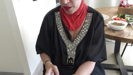 Une MILF arabe aux gros seins et au gros cul invite des soldats américains chez elle