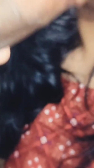 L'indien Devor Bhabhi baise avec des propos grossiers