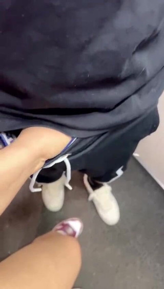 Flirt chaud dans l'ascenseur avec mon voisin - Je l'invite à me baiser fort