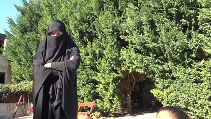 Deux salopes ont été punies pour intrusion