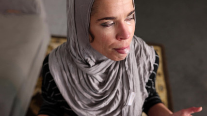 Hijabi MILF - Fellation Cum Avaler