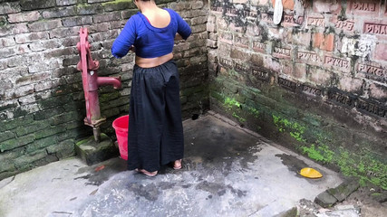 Je vois que ma demi-soeur aînée prenait un bain, je l'ai serrée dans mes bras, je l'ai emmenée dans ma chambre et j'ai commencé à baiser