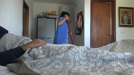 Une vraie femme de ménage amateur donne son premier rimjob et avale son sperme