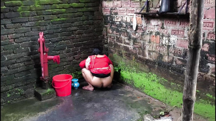 Je vois ma belle-tante entrer dans la salle de bain pour uriner mais je l'ai attrapée par derrière et j'ai commencé à la baiser