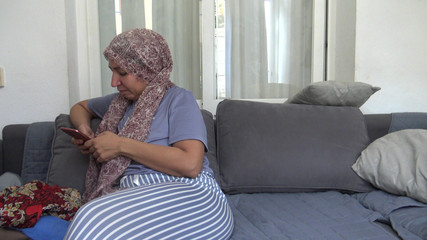 Une femme musulmane infidèle trompe son patron britannique pour obtenir un supplément