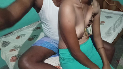 Desi couples mariés baisent dur avec leur robe