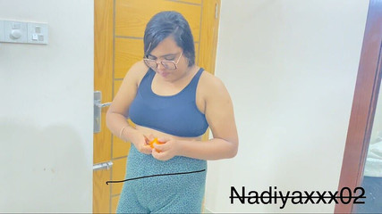 Grande demi-soeur et demi-frère baisent, grande demi-soeur vient jouer toute seule