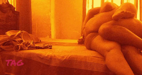 Petite amie chaude aux gros seins a toujours été attirée par la grosse bite de son petit ami.