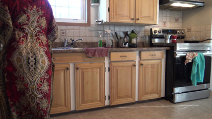 Cette femme de ménage est choquée !!! Je sors ma grosse bite pour ma femme de chambre turque.